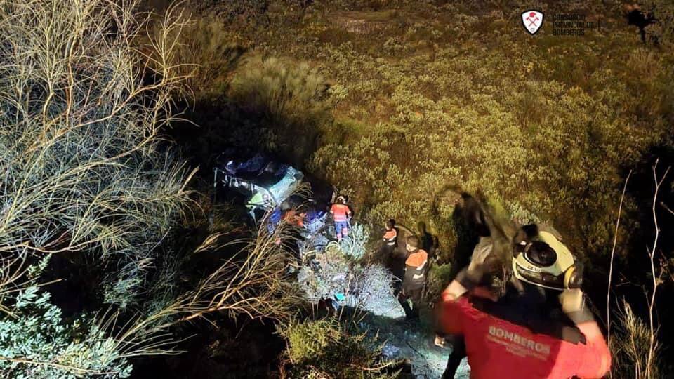 Los bomberos excarcelan a un conductor atrapado en su vehículo tras un